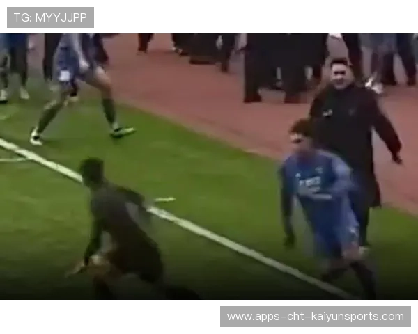 球迷暴走：现场冲突导致比赛短暂停赛